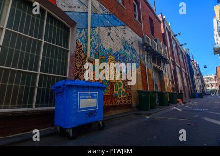 Graffiti sulle pareti di mattoni rossi, a Prince Lane, Perth, Western Australia Foto Stock