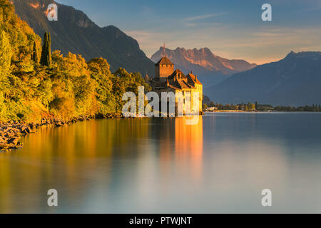 Il Castello di Chillon (francese: il Château de Chillon) è un'isola castello situato sul Lago di Ginevra (Lac Leman), a sud di Veytaux nel cantone di Vaud. Foto Stock