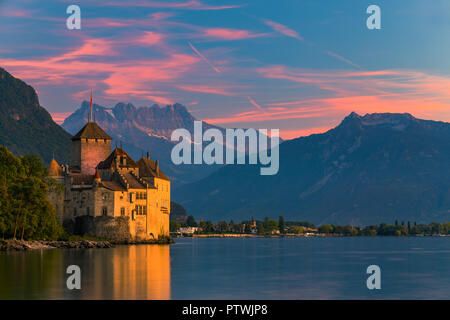 Il Castello di Chillon (francese: il Château de Chillon) è un'isola castello situato sul Lago di Ginevra (Lac Leman), a sud di Veytaux nel cantone di Vaud. Foto Stock