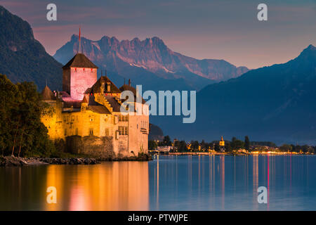 Il Castello di Chillon (francese: il Château de Chillon) è un'isola castello situato sul Lago di Ginevra (Lac Leman), a sud di Veytaux nel cantone di Vaud. Foto Stock