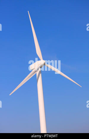 Turbina eolica mulino con fondo blu intenso - close up con spazio di copia Foto Stock