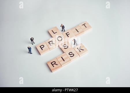 Rischio, conto profitti e perdite Cruciverba. Il concetto di business. Foto Stock