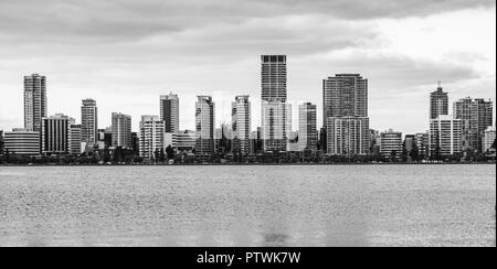 In bianco e nero. Skyline di est di Perth con il fiume Swan. Vista dal South Perth, Perth, Western Australia Foto Stock
