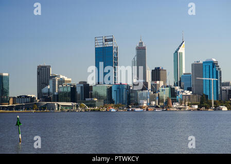 Skyline di Perth con il fiume Swan. Vista dal South Perth, Perth, Western Australia Foto Stock