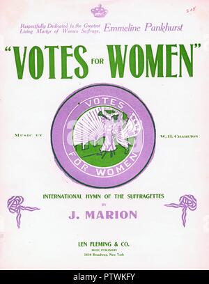 La musica del foglio di copertura J Marion's pro-suffragio inno "voti per le donne", dedicato alla lingua inglese Suffragist Emmeline Pankhurst, e indebitamento l immagine di una ragazza di clarion e i colori viola, verde e bianco da Pankhurst donna sociale e l'Unione politica, pubblicato nella città di New York da Len Fleming e società, per il mercato americano, 1900. () Foto Stock