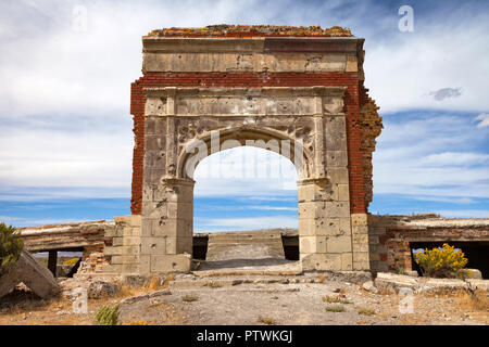 L'ingresso anteriore per Lincoln High School in Nevada città fantasma di Metropolis. Foto Stock