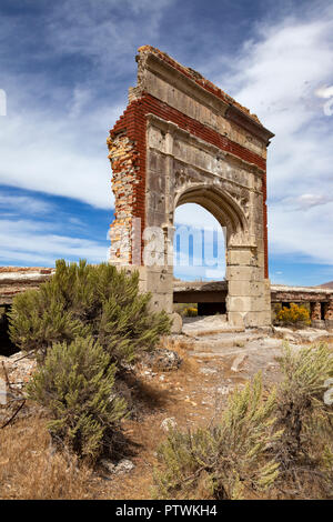 L'ingresso anteriore a quello che una volta era il Lincoln High School in Nevada città fantasma di Metropolis. Foto Stock