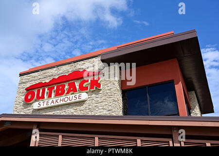 Outback Steakhouse, ristorante esterno anteriore segno e logo aziendale a Montgomery in Alabama, Stati Uniti d'America. Foto Stock