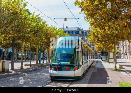 Strasburgo, Francia - 09 Settembre 2018: tram nella città di Strasburgo con persone non identificate. Strasburgo è la capitale e la città più grande del GR Foto Stock
