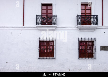 Le pareti bianche e WINDOWS - POPAYAN - COLOMBIA Foto Stock