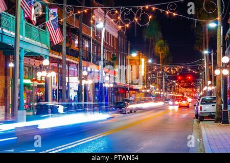 Tampa, FL-Ott 2, 2018; tempo esposizione di vetture che viaggiano attraverso Ybor City di notte. Ybor è un marchio registrato di fabbricazione del sigaro quartiere storico. Foto Stock