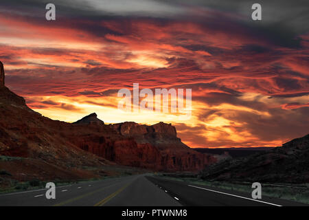 Incredibile Tramonto nel deserto nel Parco Nazionale di Arches, Utah, Stati Uniti d'America Foto Stock
