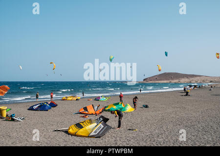 Tenerife, Isole Canarie, Spagna - Settembre 2018: Molti kitesurfer e windsurf su ocean surfer beach El Medano, Tenerife Foto Stock