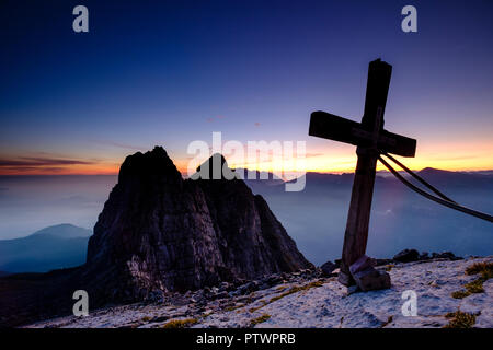 Vertice di croce del terzo Watzmannkind nella parte anteriore del primo e del secondo Watzmannkind, Atmosfera mattutina, Watzmannkar, Watzmann Foto Stock