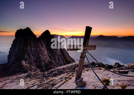 Vertice di croce del terzo Watzmannkind nella parte anteriore del primo e del secondo Watzmannkind, sunrise, Watzmannkar, Watzmann Foto Stock