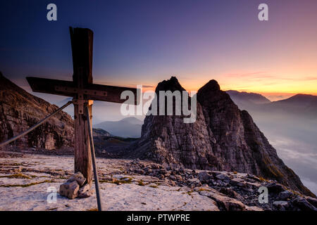 Vertice di croce del terzo Watzmannkind nella parte anteriore del primo e del secondo Watzmannkind, sunrise, Watzmannkar, Watzmann Foto Stock
