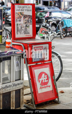 Giornale distributori automatici situati sul marciapiede di Monaco di Baviera. Foto Stock