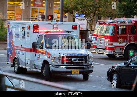 Portland, O / STATI UNITI D'America - 11 Luglio 2018: ambulanza e vigile del fuoco camion bloccano la strada nel centro cittadino. Foto Stock