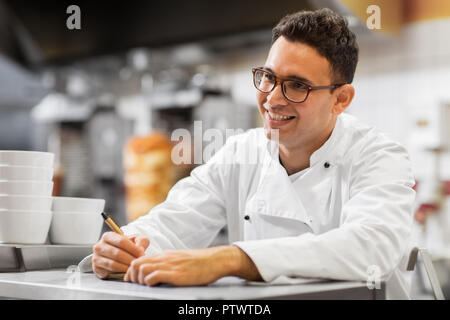 Felice chef al negozio di kebab o un ristorante fast food Foto Stock