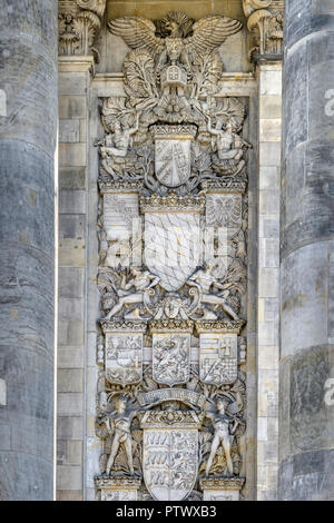 Una delle sculture impressionante al lato di ingresso del Reichstag a Berlino, Germania. Foto Stock