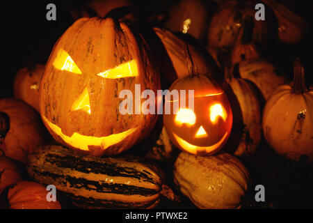 Un sacco di zucche di Halloween, Jack's lanterna. Foto Stock