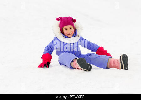 Felice bambina in abbigliamento invernale all'aperto Foto Stock