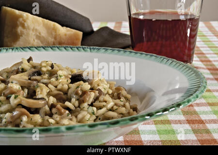 Risotto con funghi champignon in Forefront Foto Stock