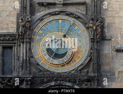 Splendido borgo medievale orologio astronomico o Praha Orloj in Praga / Praha Repubblica Ceca. Foto Stock