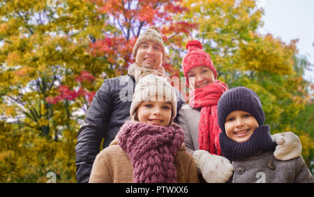 La famiglia felice su autunno sfondo parco Foto Stock