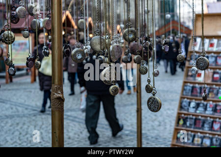 Wroclaw, Polonia, 28 Settembre 2017: l'orario di vendita sulla strada di città Foto Stock