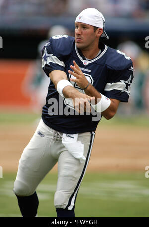 Dallas Cowboys quarterback Tony Romo si riscalda prima di NFL azione contro i delfini di Miami al Dolphin Stadium di Miami il 16 settembre 2007. Foto Stock