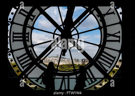 Paesaggio urbano di Parigi attraverso il gigante vetro orologio al Musee d'Orsay Foto Stock