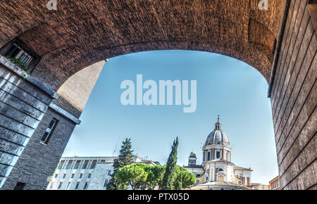 Santi Ambrogio e Carlo cupola vista attraverso un arco in Roma, Italia Foto Stock