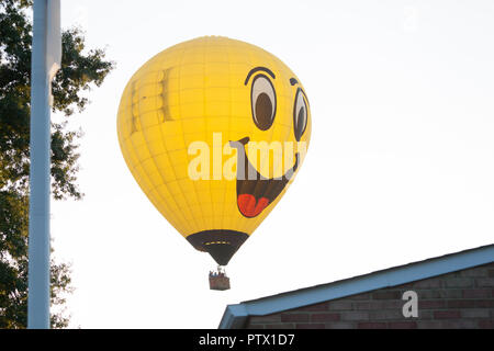 BRANCHBURG, NEW JERSEY - Luglio 28, 2018: una mongolfiera si prepara a terra vicino alla scuola di Midland dopo il lancio al Quick Chek Festival di Bal Foto Stock