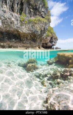 Split shot fotografia subacquea di Niue Isola della costa Foto Stock