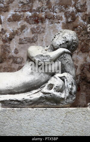 Antica fontana in marmo in Urbino, Italia Foto Stock