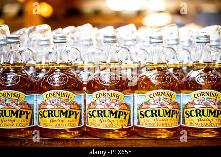 Bottiglie di Cornish Scrumpy prodotta da sidro Healeys Farm, Cornwall, Regno Unito. Foto Stock