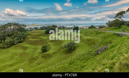 Veiw verso l'ingresso Mangere dalla cima di una collina dell'albero con il verde della campagna in primo piano Foto Stock