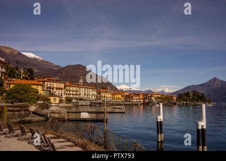 L'Europa, Italia, Menaggio, Lago di Como, un ponte al di sopra di un corpo di acqua con una montagna in background Foto Stock