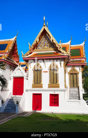 Bellissimi edifici clericale nella motivazione di Wat Benchamabophit, chiamato anche tempio in marmo, Bangkok, Thailandia Foto Stock