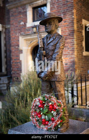 Regno Unito, Kent, Maidstone, centro città, St fede's Street, Maidstone Museum, ghirlanda di Natale sul reggimento Gurkha memorial Foto Stock