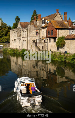 Regno Unito, Kent, Maidstone, centro città, leisure barca sul fiume Medway passando 1348 Palazzo Arcivescovile Foto Stock