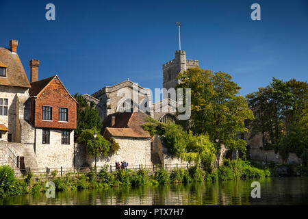 Regno Unito, Kent, Maidstone, centro città, 1348 Palazzo Arcivescovile e 1398 Chiesa di Tutti i Santi accanto al fiume Medway Foto Stock