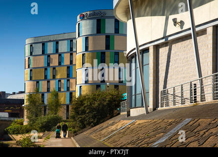 Regno Unito, Kent, Maidstone, centro città, Maidstone Central Travelodge Hotel accanto al fiume Medway percorso Foto Stock