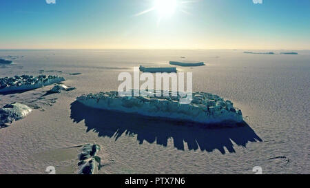 Il ghiaccio la punta di un iceberg, antica ghiaccio, il sole splende attraverso. Close-up. L'Antartide. Foto Stock