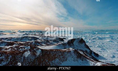 Panorama sull oceano e gli iceberg e ghiaccio d'acqua davanti a lui, la natura e il paesaggio antartico , giorno, al tramonto del sole. Foto Stock