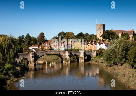 Regno Unito, Kent, Maidstone, Aylesford, antico ponte medievale sul fiume Medway al di sotto di San Pietro e la chiesa di Paolo Foto Stock