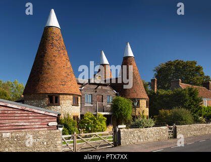 Regno Unito, Kent, Maidstone, San Donato Monchelsea, si inclina Farm Oast, ex Oast casa convertita alla home Foto Stock