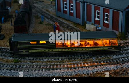 Un Pullman auto su un modellino ferroviario Foto Stock
