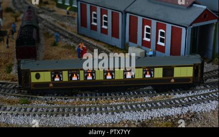 Un Pullman auto su un modellino ferroviario Foto Stock